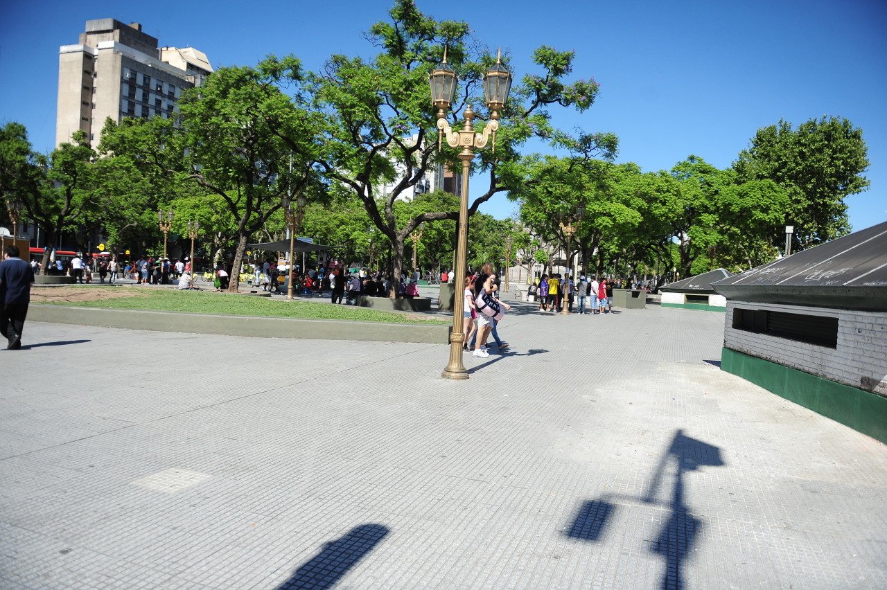 ONCE. Después del desalojo de ayer que dejó 5 detenidos, plaza Once y sus alredores es patrullada por la policía para evitar que los manteros vuelvan a instalarse para vender su mercadería. (Jorge Sanchez)
MIRA LA FOTOGALERIA HD