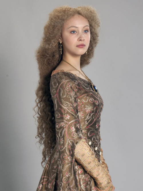 Sarah Gadon as Lady Phillippa in World Without End (2012).