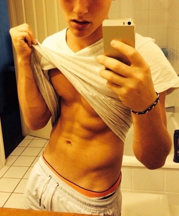 hotguysnextdoor:  Starving for hot guys?