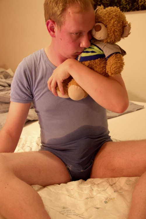 little-toddler-ben:  Good Morning Tumblr. I forgott that I was without a diaper. But pee-pee came too fast so that I have no chance to use the potty :-(. Today I have to wear a diaper at home that this will not happen again.  