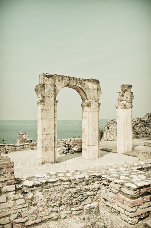 classical-beauty-of-the-past:Villa Romana, Sirmione by matt northam