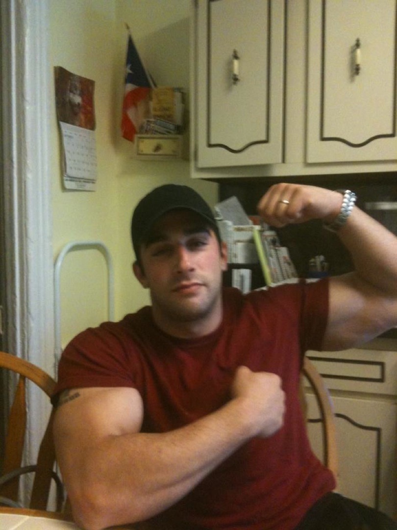 realmenstink:  FINE MARRIED DUDE WITH BIG GUNS !!! 