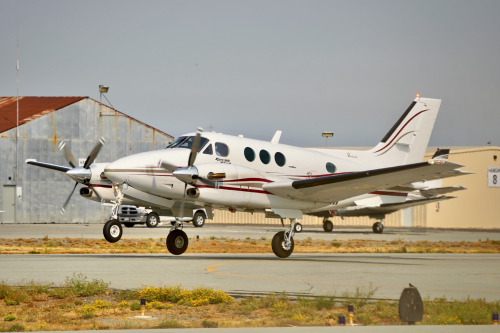 1986 Beech C90 King Air N299VM c/n LJ-1125 departing San Carlos Airport in California 2021.