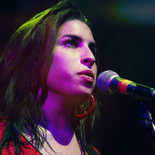 amywinehousequeen:  Amy Winehouse, 2004   Before the beehive …