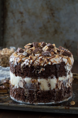 sweetoothgirl:  Snickers Bar Ice Cream Cake