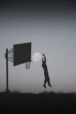 rainbowhores:  Playing with the moon. 