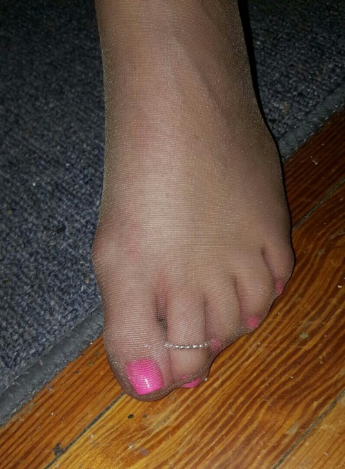 fool4toesnhose: nylonvixen: Vixen knows I love toe rings I love ‘em too