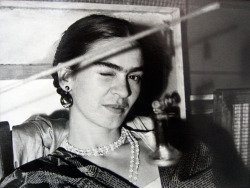 mpdrolet:  Frida winking, 1933 Lucienne Bloch