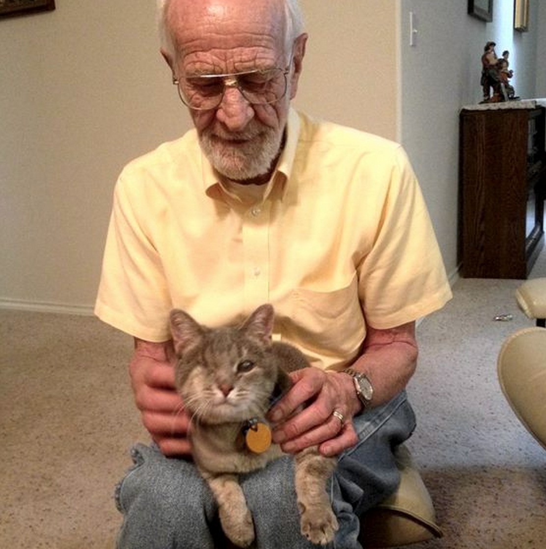 prozd:  pichiinyan:   When grandpa Horst walked into the Best Friends adoption center,