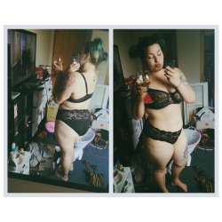 chubby-bunnies:  i’ve had my heat broken recently so i’m trying to love myself again. Rose, 21, New Zealand, size 16 :) :* 