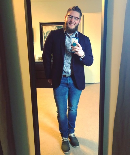 thegorglucas:Beating the Monday blues by putting together a cute outfit for work #businesscasual #style #mensfashion #mensstyle #styleblogger #fashiononabudget #gaycub #gayboy  #scruff #feelingmyself #newshoes #floralprint  (at Frederick, Maryland)