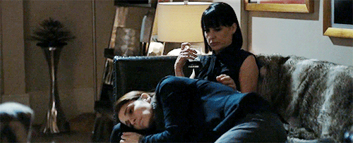 i-heart-scully:You’re scaring the hell out of me, Rachel. Where are you?