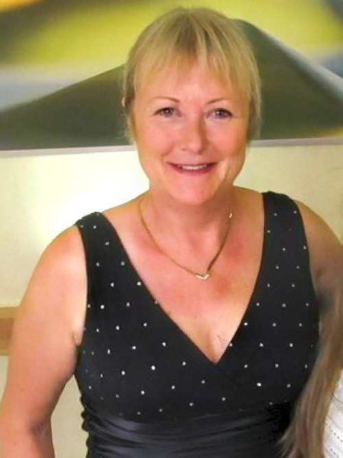 neighbourswife: Karen from Canada loves to entertain the neighbors