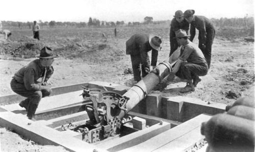 US gunners train to operate a trench mortar, 1918