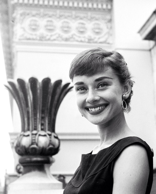 hepburndeneuvekelly:Audrey Hepburn in 1954.