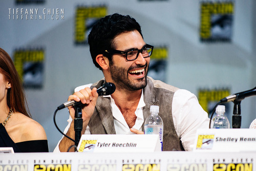 tifferini:Tyler Hoechlin reacts to the question, “Do you know if Peter Hale will ever stop wearing V