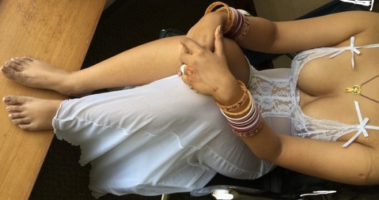 raj-pooja-clp:  Hotel mai poojaa nighty mai relax karate huya….. aachi lag rahi hai na vo…..