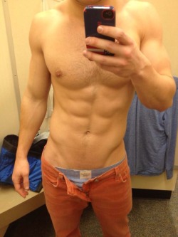 justatadhorny:  CLASSIC case of ’perfect body: why are you wearing pants?!?’