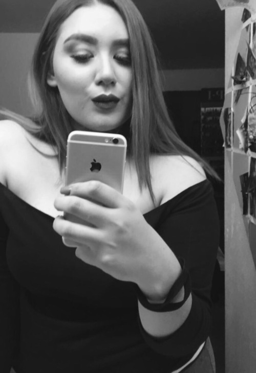 gorditita:  my favorite 2016 selfies 🐶 I got tagged by @laflorhechicera I tag @unloveable-nalgona @lavenderlipgloss @black-brat @opm @peachemojimami @cocainecassi @petisagordita  errmagwawd 😍