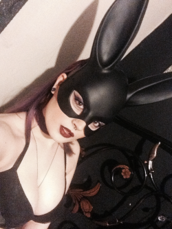 please-run-away-with-me-to-hell:  So I bought a mask ☺️🙊 now I’m a bunny 🐰 and I really wanna redo my fetish shoot that I did so so so long ago with thattroikidd because it’s fun to dress up 