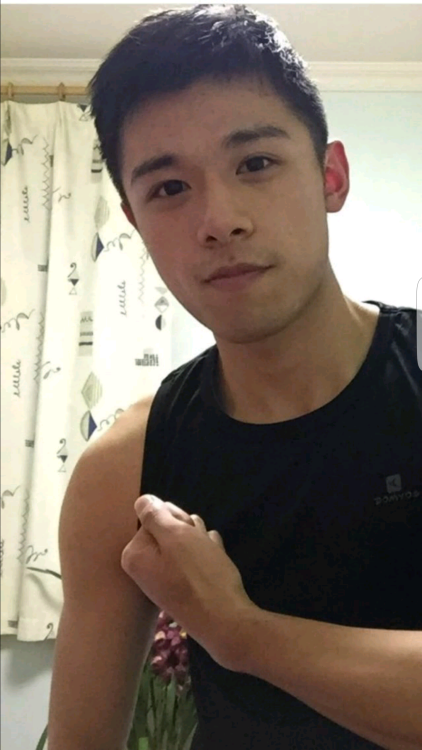 caesar2014: letseewhatifound: Jeffery Li Old post .handsome n nice cock