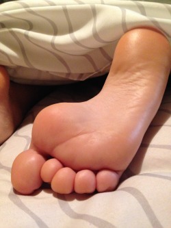 leighlovelyfeet:  More amazing shots of Leigh’s Lovely sleeping soles! ;) 