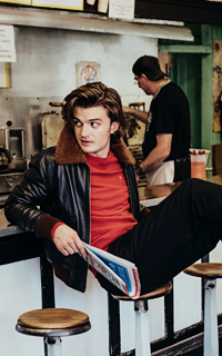 Joe Keery Tumblr_p2nqe47C8S1skw1rso6_250