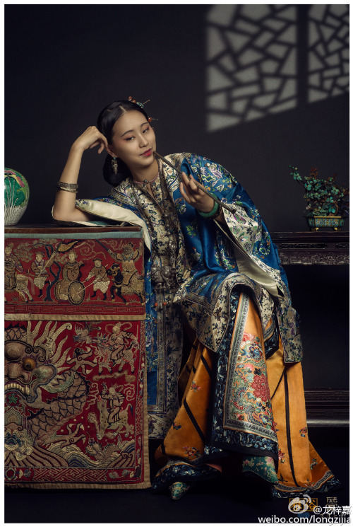 Authentic Qing dynasty fashion by 龙梓嘉. Clothes,jewelry, furniture and decorates in photos are all an