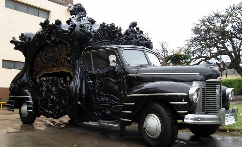 kenobi-and-barnes: steampunktendencies:   Antique hearses   These are awesome.The