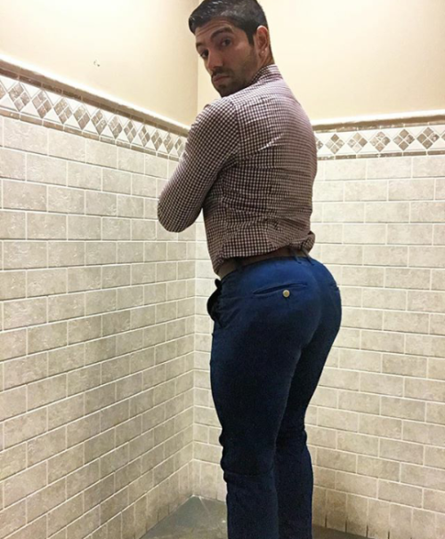 jockmo321:  nalgoncogible:  Esté  puto tiene unas nalgotas bien ricas (Walter) fuck you ass baby 