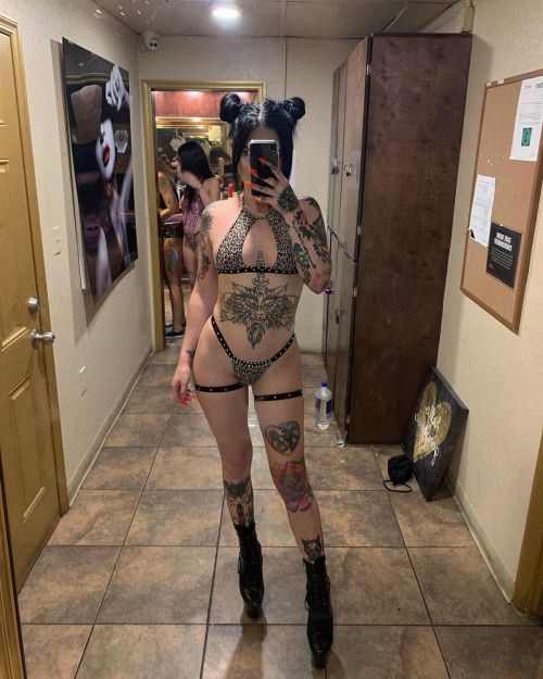 stripper-locker-room: https://www.instagram.com/hunnibat/