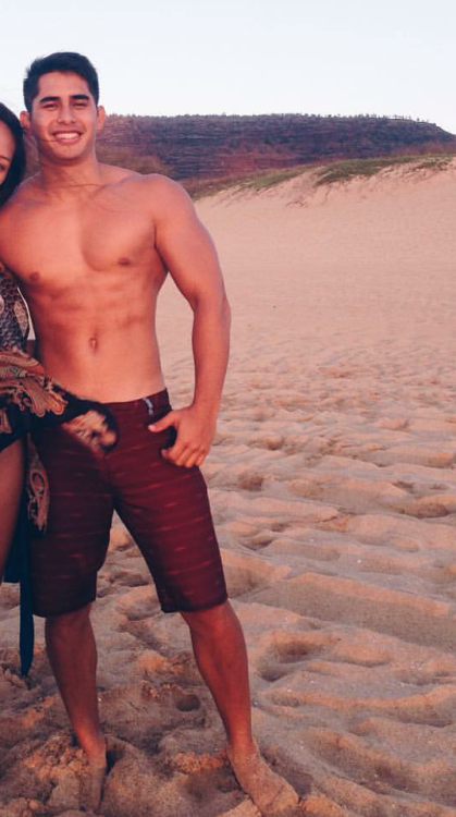 onolocalguys:  dem-kane-tho:  mmmmhmmmm. hawaiian men like dis make me melt  yummy!!! ;)