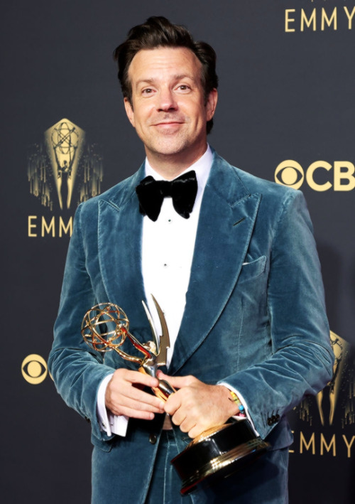 roy-kents: Jason Sudeikis poses backstage at the 73rd Primetime Emmy Awards with his award for Outs