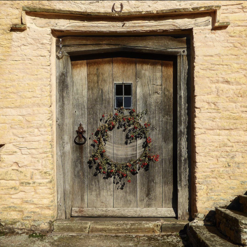 annedebretagneduchesseensabots:Perfectly creepy wreath Breconshire farmhouse, England , early 17th c