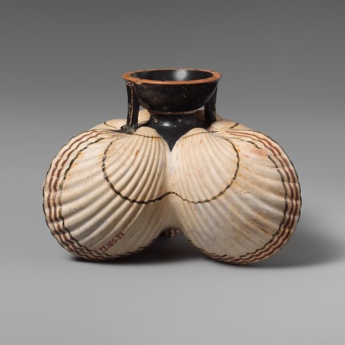 ancientpeoples: Terracotta aryballos (oil flask) in the form of three cockleshells (6.2 cm/2 ½ in 