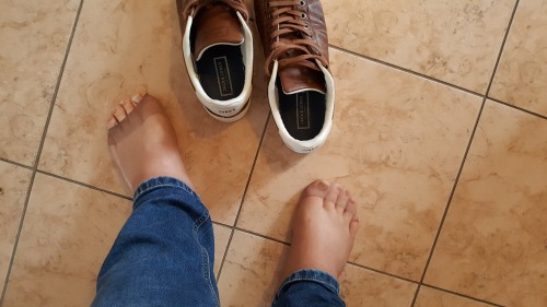 I had worn this nylons all day long in my sneakers. The shoes had fucked my sexy feet so hard that m
