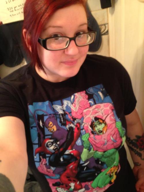 chubby-bunnies:  ‘Ello! My name is Jen, I am a US size 15. Showing off my newly dyed red hair and the kick ass DC tee with Harley and Catwoman on it. :D Feeling pretty good right now.