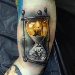 tatuajeshombres:  Tatuaje surrealista de un reloj de arena situado en el interior del brazo derecho. Artista tatuador: Andrés Acosta