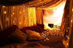 kinkybitchkat:  lilturtell: chi3f-william:  Blanket forts are the bomb.  Yesss !!!  Let’s build one!!!