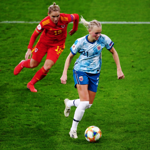 Karina Sævik of Norway and Jess Fishlock of Wales during the UEFA Women’s EURO 2022 Qualifier 