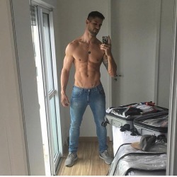 https://64.media.tumblr.com/aaa4a713b2795a8dfaf0ef3eea49906d/tumblr_oumwpjZGvq1uc352mo1_500.jpg