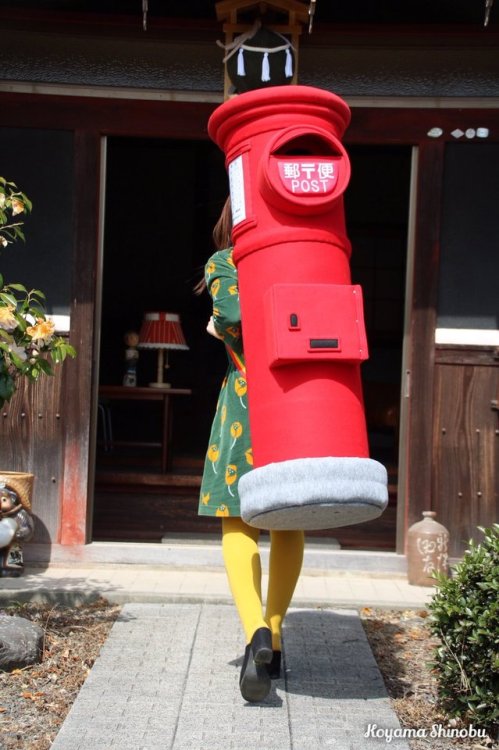 highlandvalley:  https://twitter.com/kimagre_w/status/1121001122288680961/photo/1衝撃の大きさ‼️、郵便ポスト型リュックが出来ました❤️ 手紙や荷物を上から入れると下から取り出せちゃいます♫ 2019年5月11日〜「コヤマシノブ個展」にて展示販売いたします🤡http://www.pakupakuan.jp/exhibition.html
