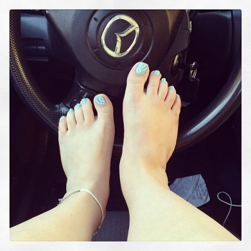 woomico: #blue #toes #pedi #pedicure #tinyfeet #feet #pastel #anklet #anklebracelet