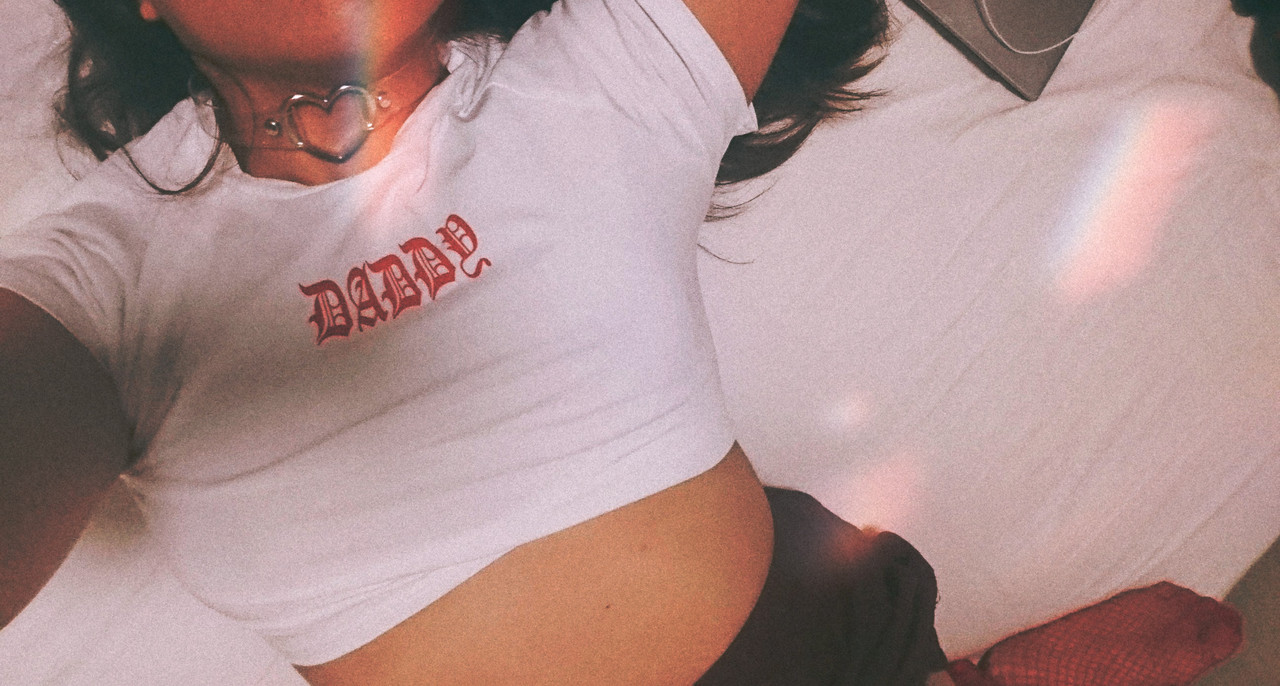 nellys-nectarinesbb:  (The scent of the shirt is still there. Lock your boys - and