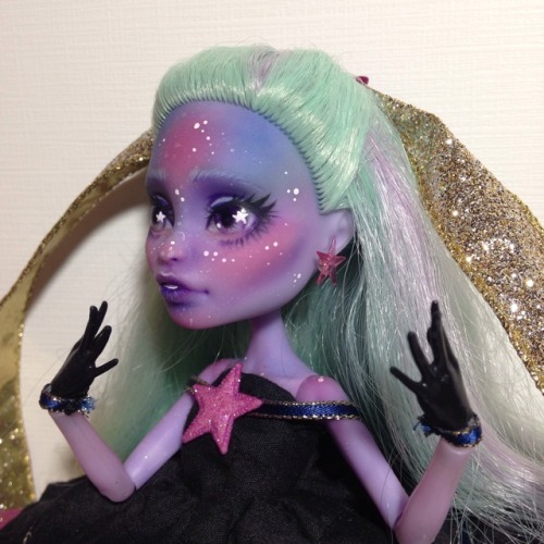 doll8hamon:Close up details on Celeste. Her star earrings are the same stars used on her skirt, I ju