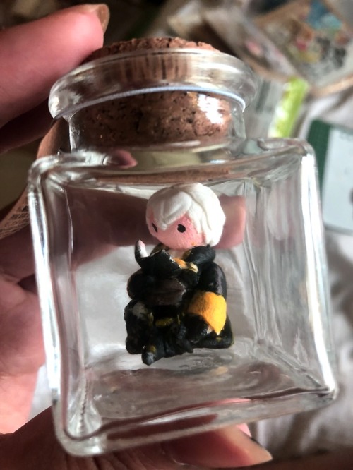 A little robin in a jar