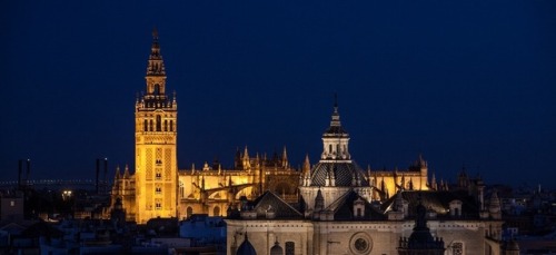 Anochece en Sevilla, ciudad con casi 3000 años de historia.