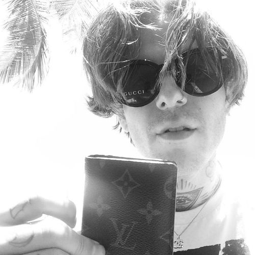olddirtytshirt:  used to dream of getting a louis wallet when i was a little boy! 🙏🏌👽😩