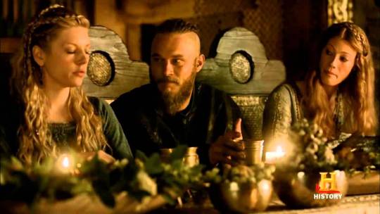 Vikings’s love triangle: adult photos