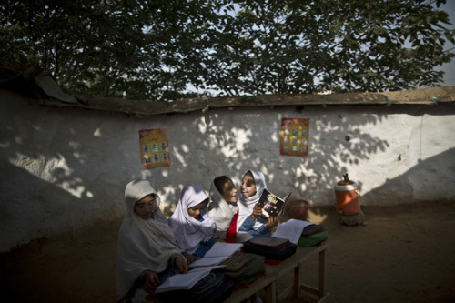 dolm: Pakistan. Young students in Islamabad. 2013. Muhammed Muheisen.